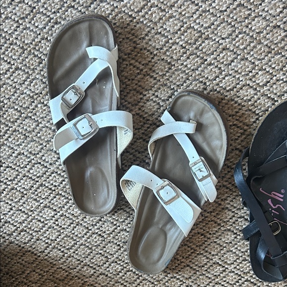 Madden Girl Bryceee Sandal 5M White Criss Cross Toe Straps Size 7 + FREE PAIR - Picture 2 of 7